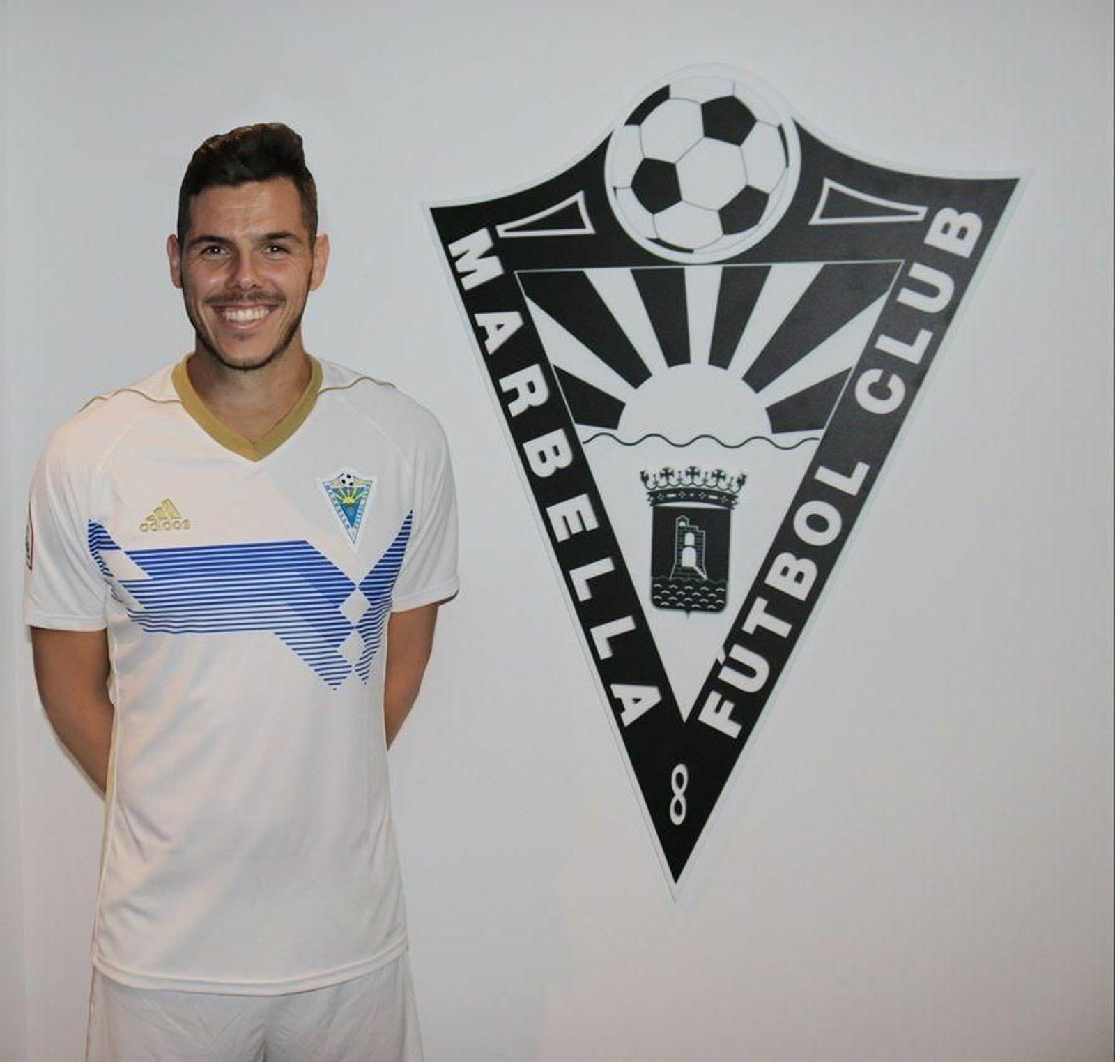 Elías Pérez posa para la imagen oficial de su renovación