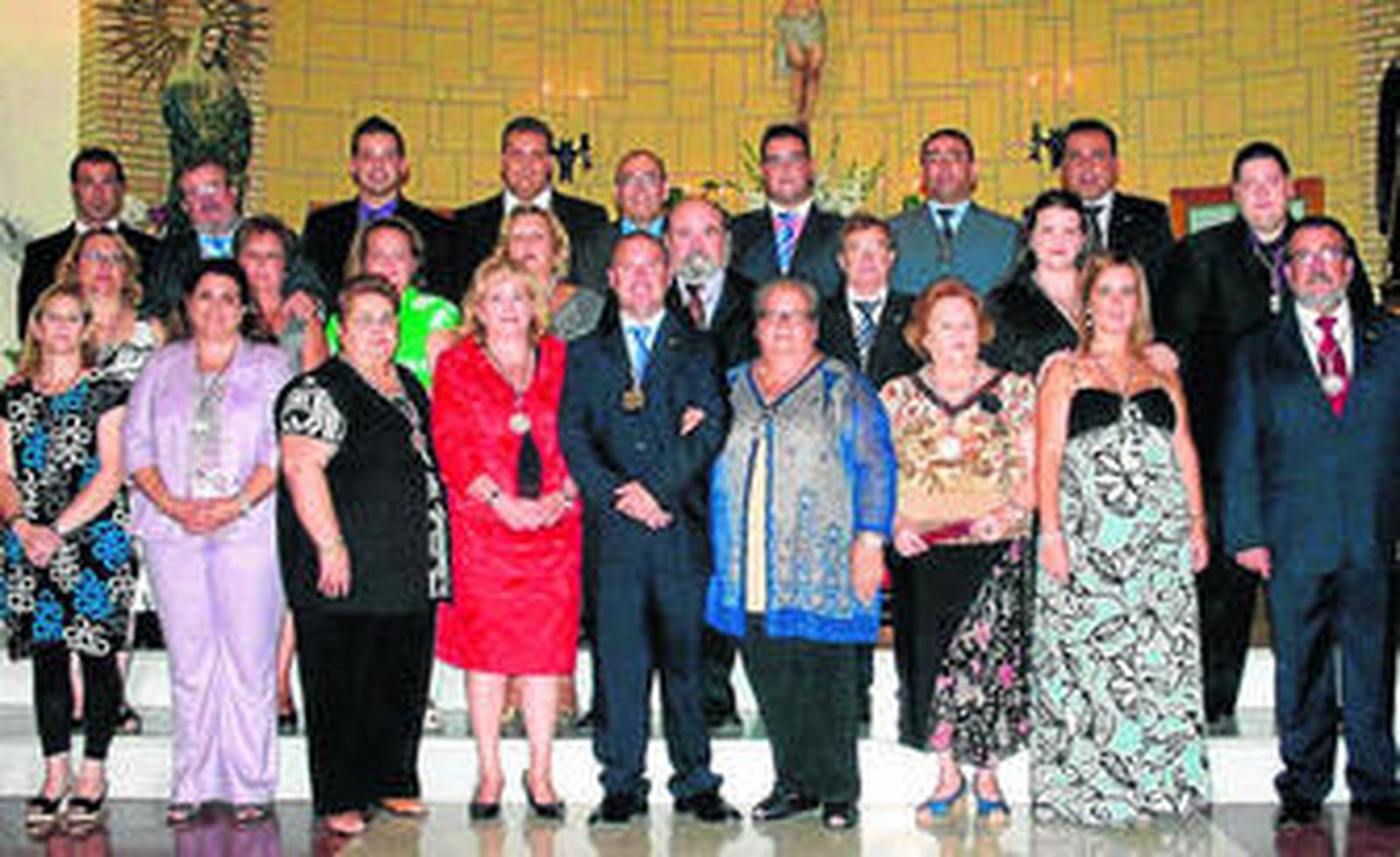 Primera foto de familia de la nueva junta de gobierno de la cofradía de la Unidad tras su toma de posesión.