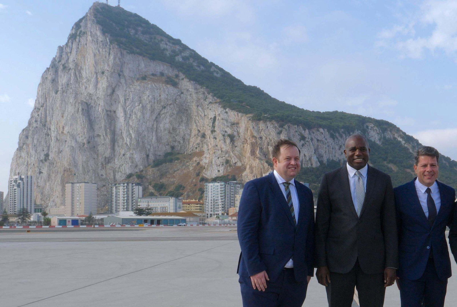 Stephen Doughty, David Lammy y Fabian Picardo, el pasado junio en Gibraltar.
