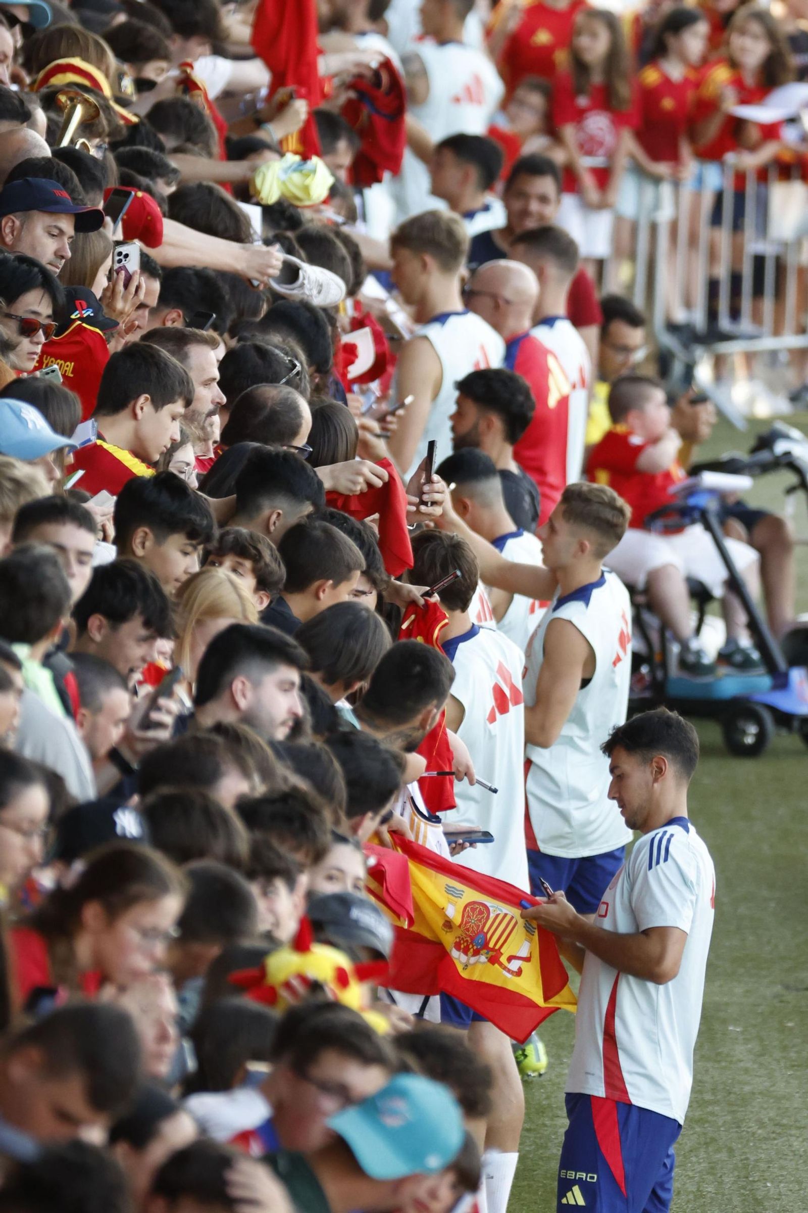 Dean Huijsen sonríe con España mientras espera a Isco