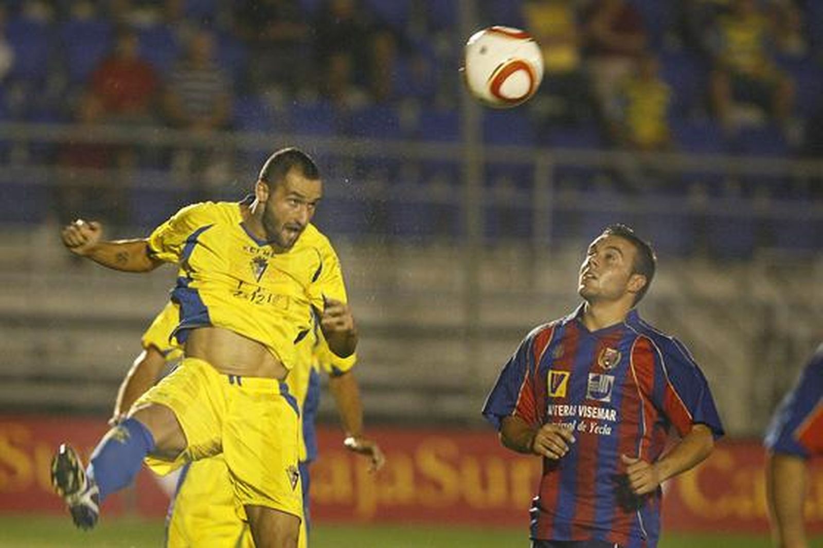 Cifu cabecea un balón. 

Foto: Joaquin Pino