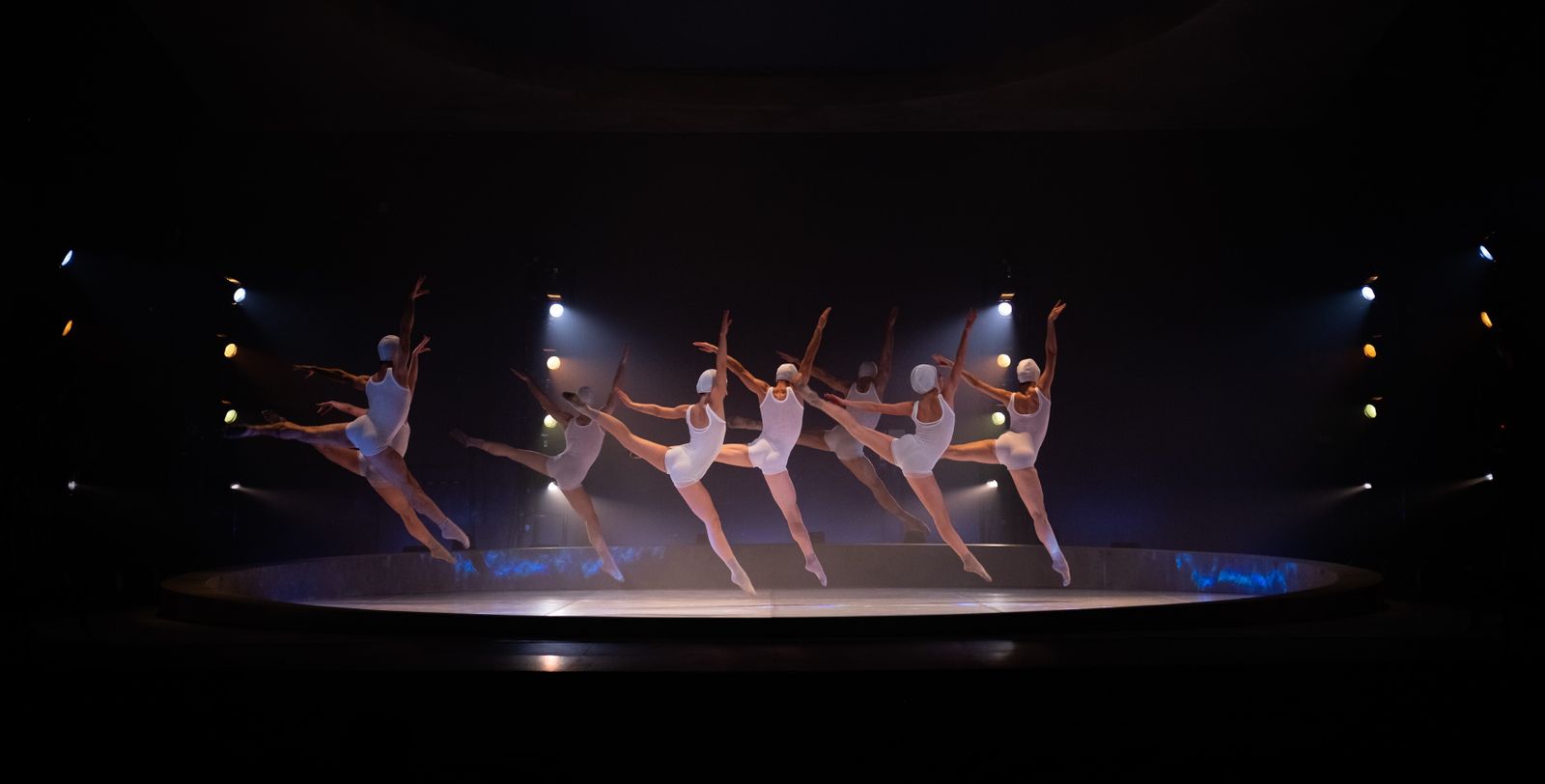 Una escena de 'El Lago', de la compañía de danza LaMov.