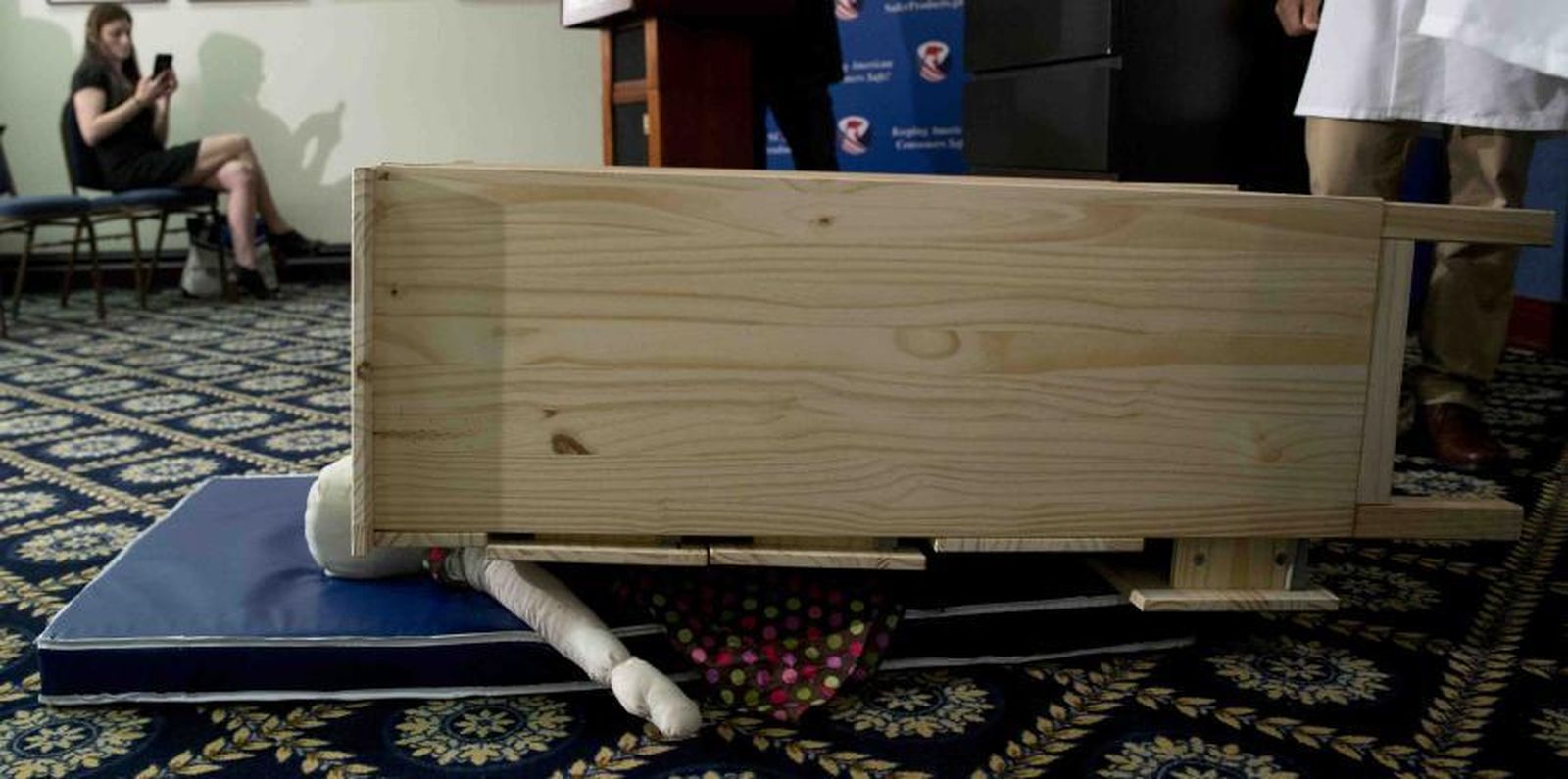 Un ensayo de seguridad con una de las cómodas de Ikea que causó a la muerte a niños en EEUU.