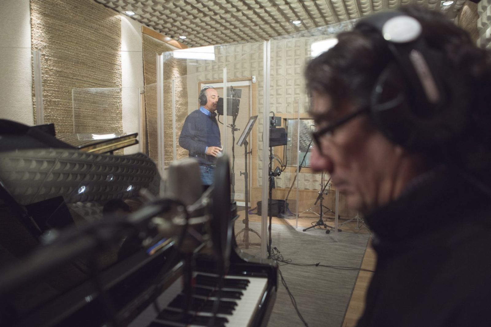 José Manuel Soto, al fondo, y Arturo Pareja Obregón, durante la grabación del disco 'Como tú me enseñaste'.