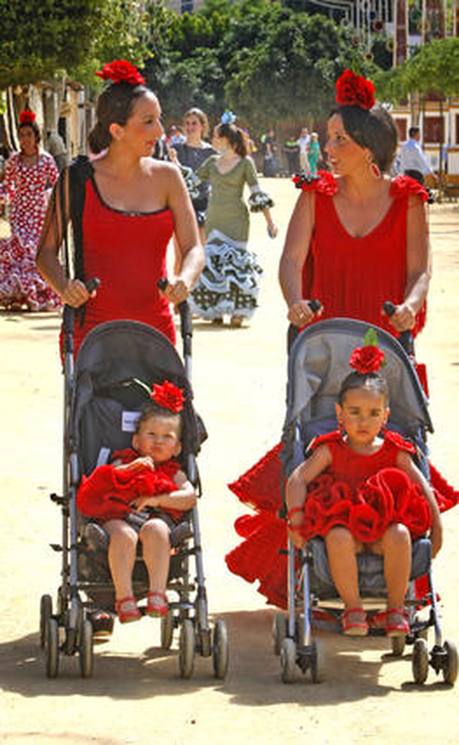 De tal palo... Divertida imagen de dos madres con sus hijas vestidas prácticamente iguales, ayer en la Feria.

Foto: Pascual