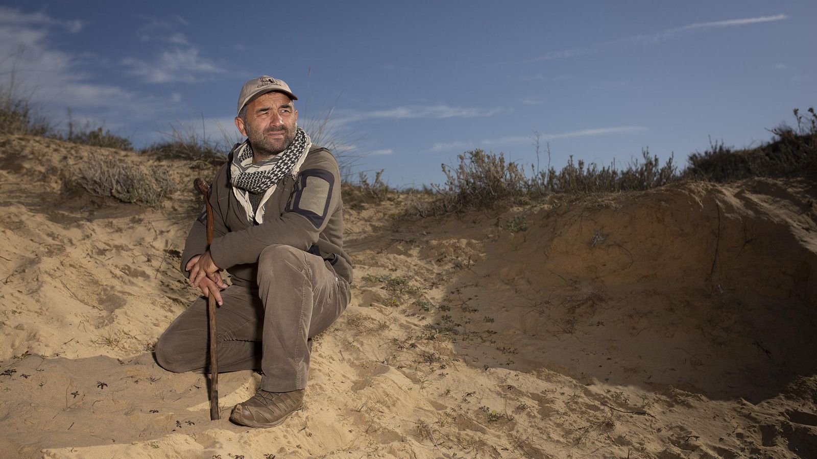 Galán, buscando huellas en las dunas de Matalascañas.