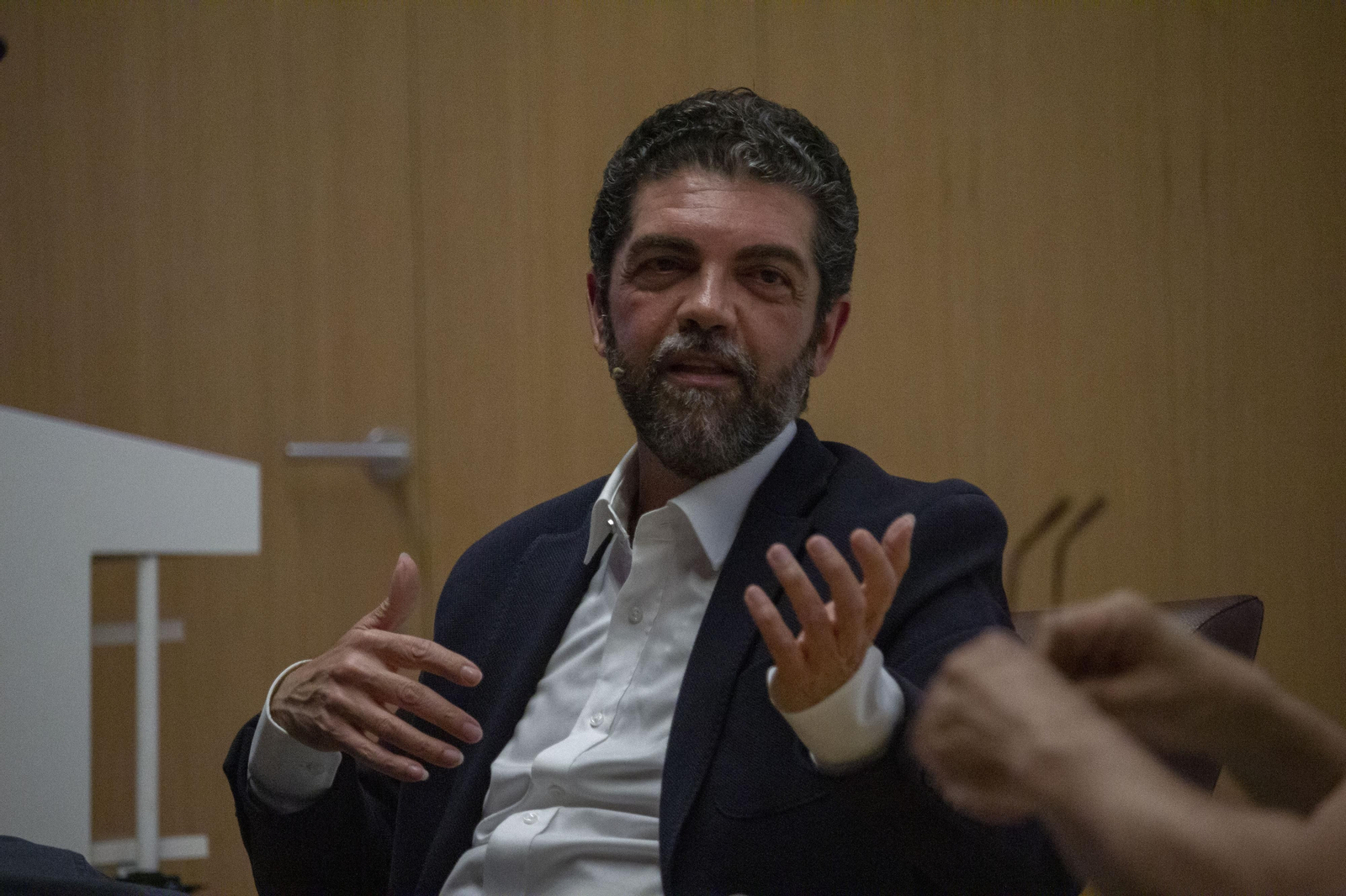 Fotos de la presentación del disco "Las Huellas de Dios" de José Carlos Gómez en la UCA