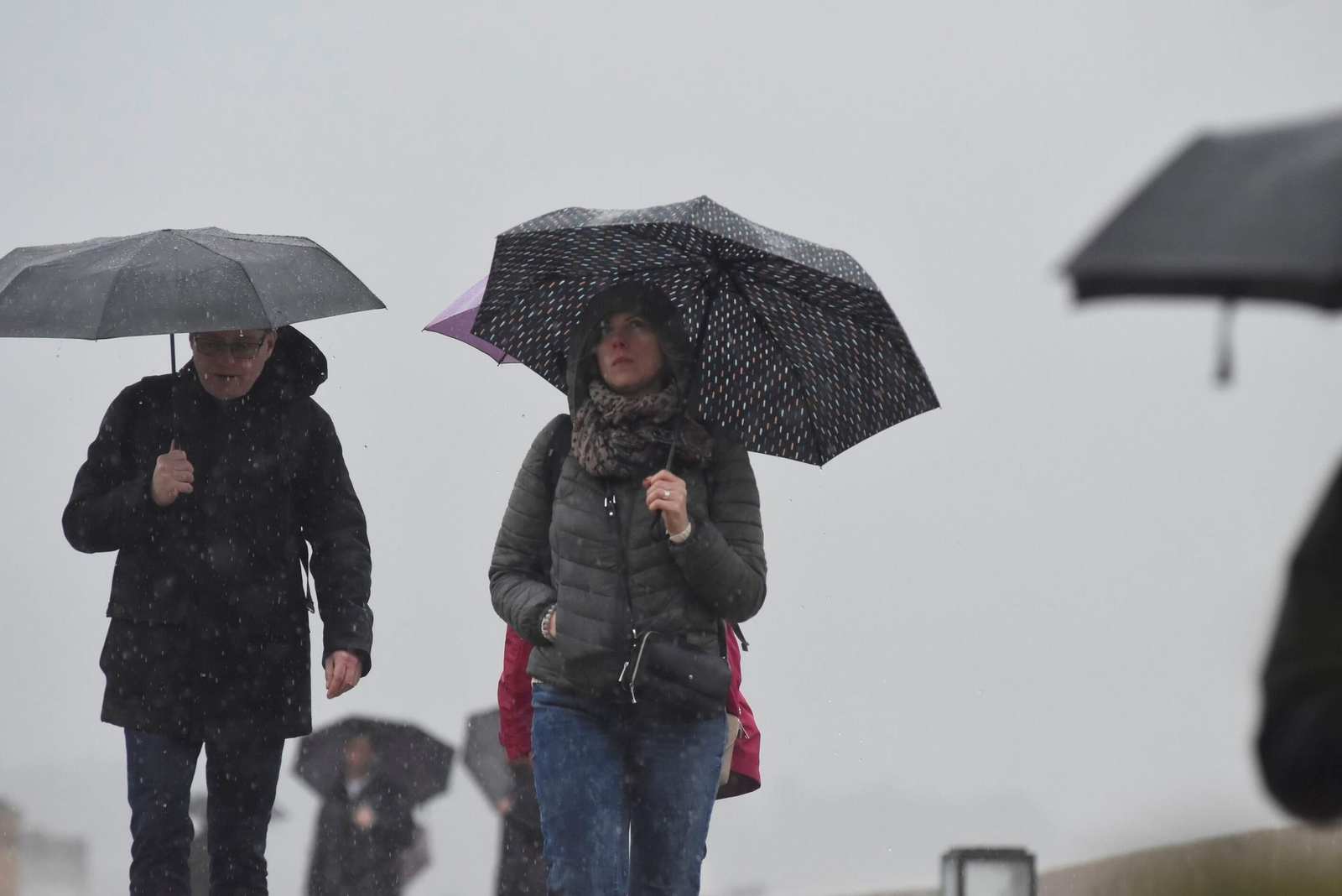 Varias personas se protegen de la lluvia en Córdoba.