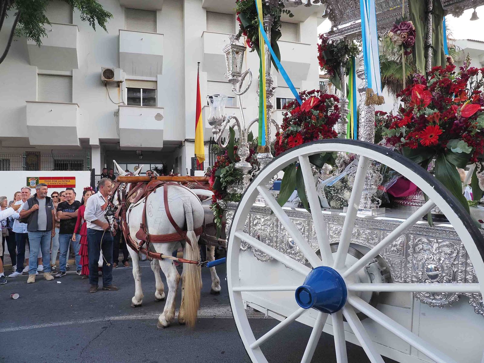 Salida de la Hermandad de Punta Umbría hacia El Rocío.