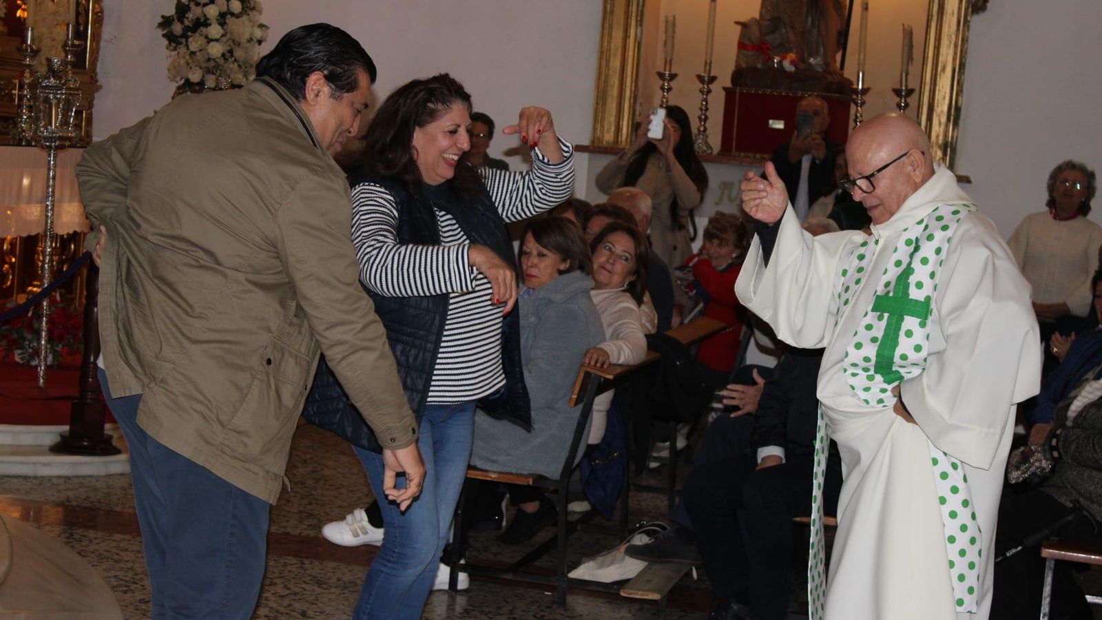 El sacerdote, bailando en la misa El sacerdote, bailando en la misa