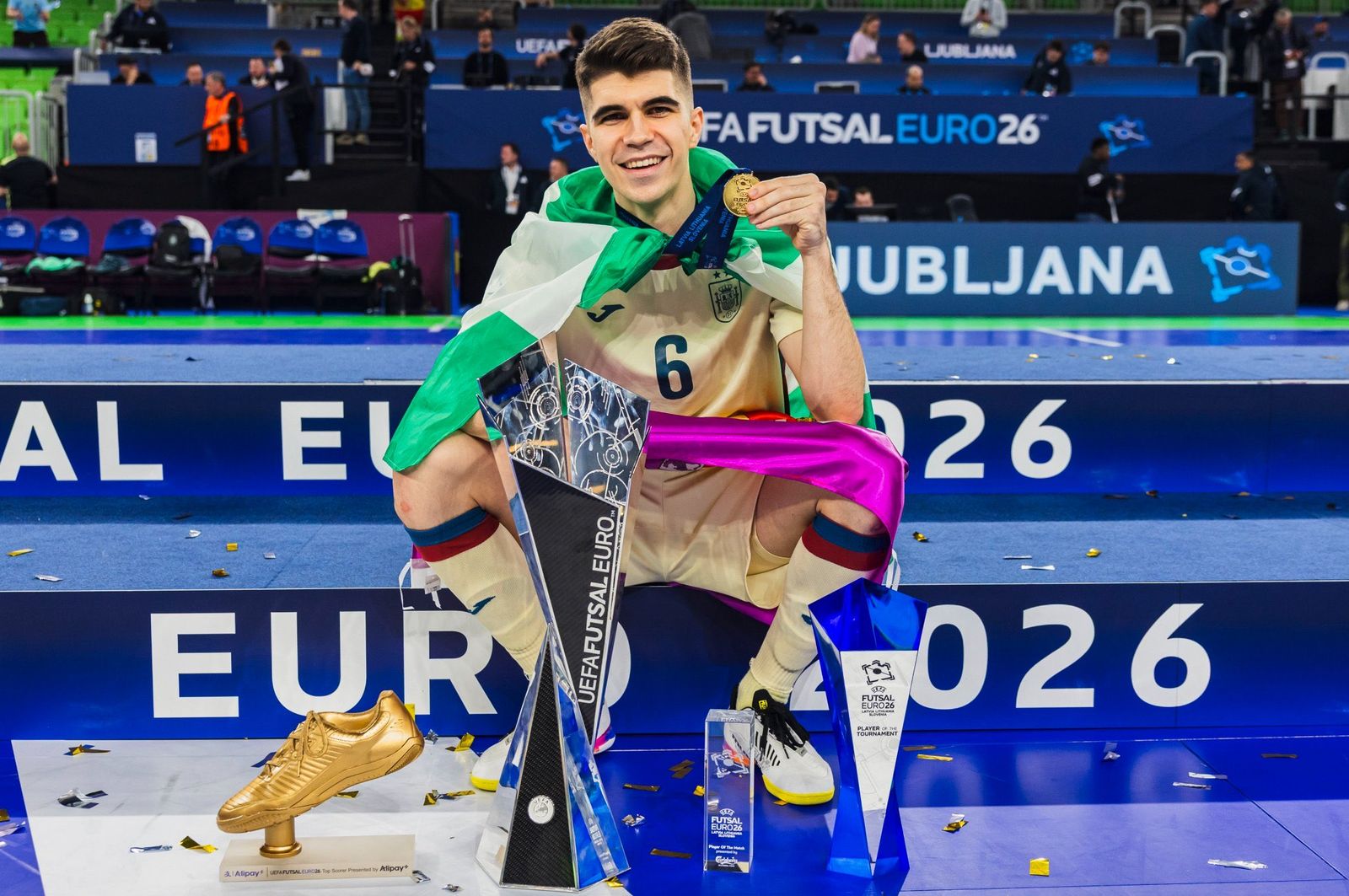 Antonio Pérez, con el título del Europeo y sus galardones individuales.