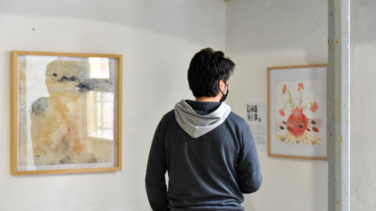 Una persona en la exposición del Casino de Tarifa dentro de 'Open Studios'. Una persona en la exposición del Casino de Tarifa dentro de 'Open Studios'.