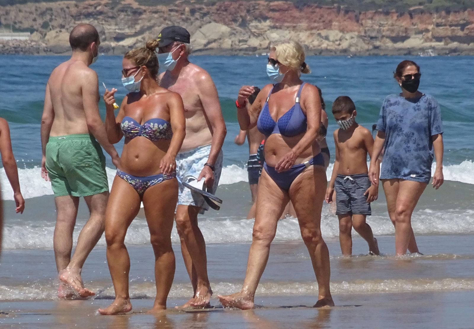 Gente paseando por la playa