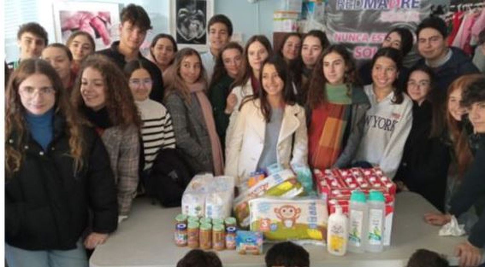 Alumnos del colegio María Auxiliadora entregan a Red Madre productos infantiles.