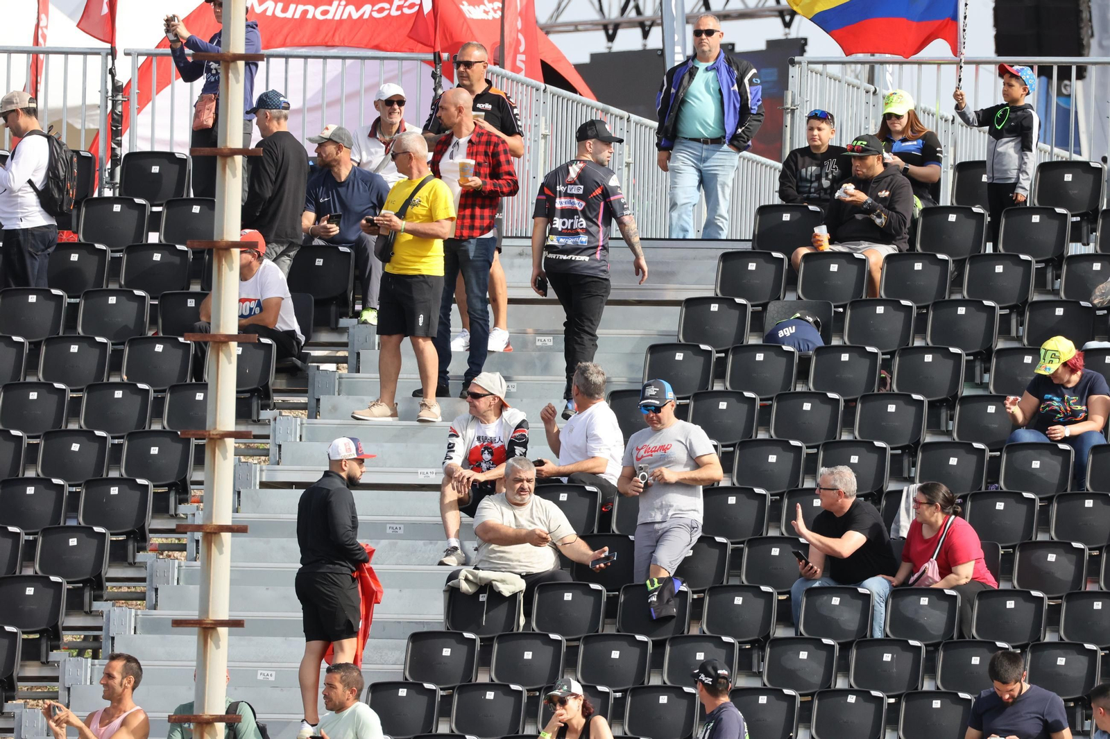 Ambiente del viernes en las gradas del Circuito de Jerez - Ángel Nieto