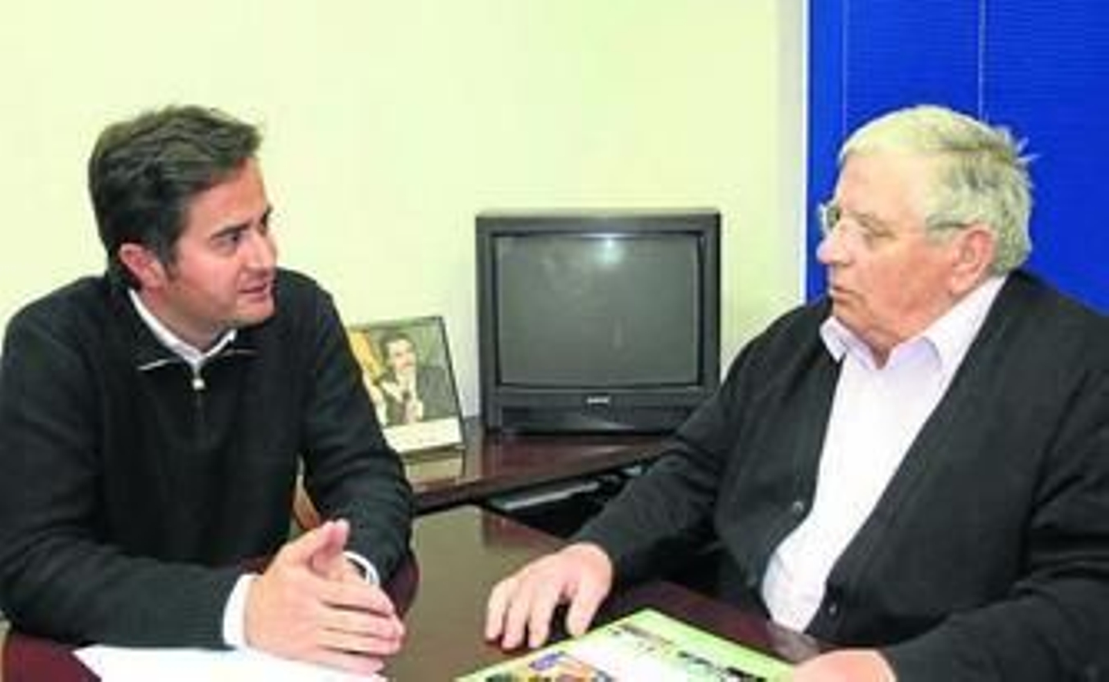 Francisco Góngora escucha a Antonio Navarro.