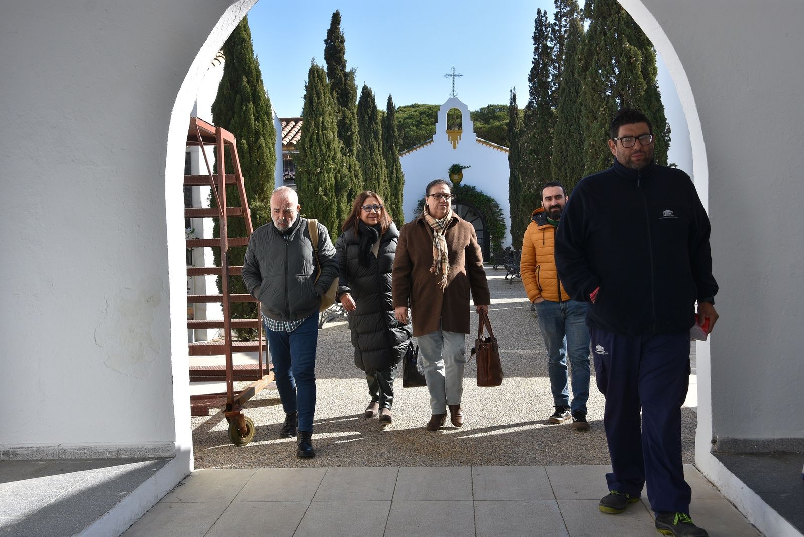 Visita de la alcaldesa de Punta Umbría al antiguo cementerio municipal.