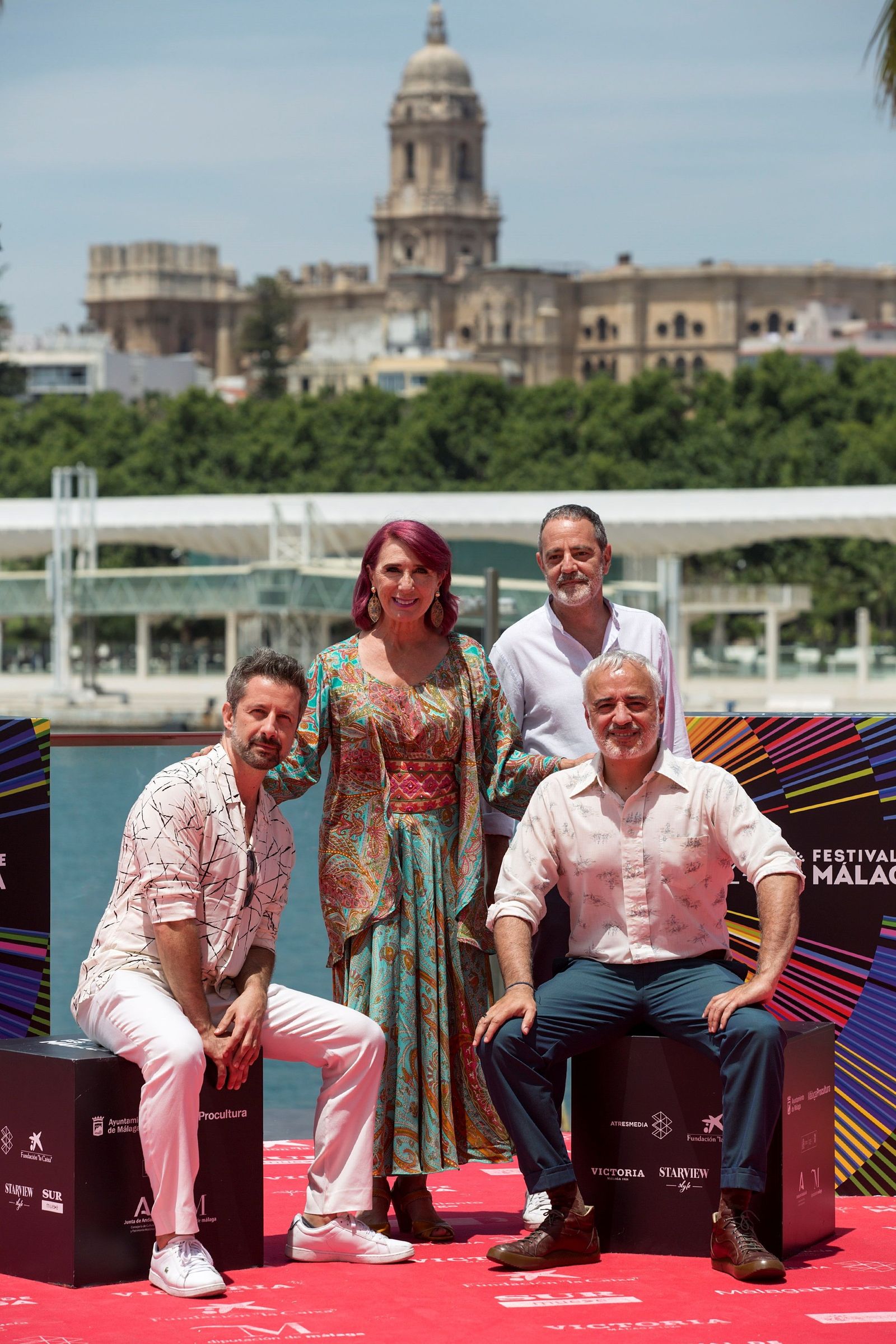 Javier Fuentes-León con los protagonistas de la película durante el photocall.