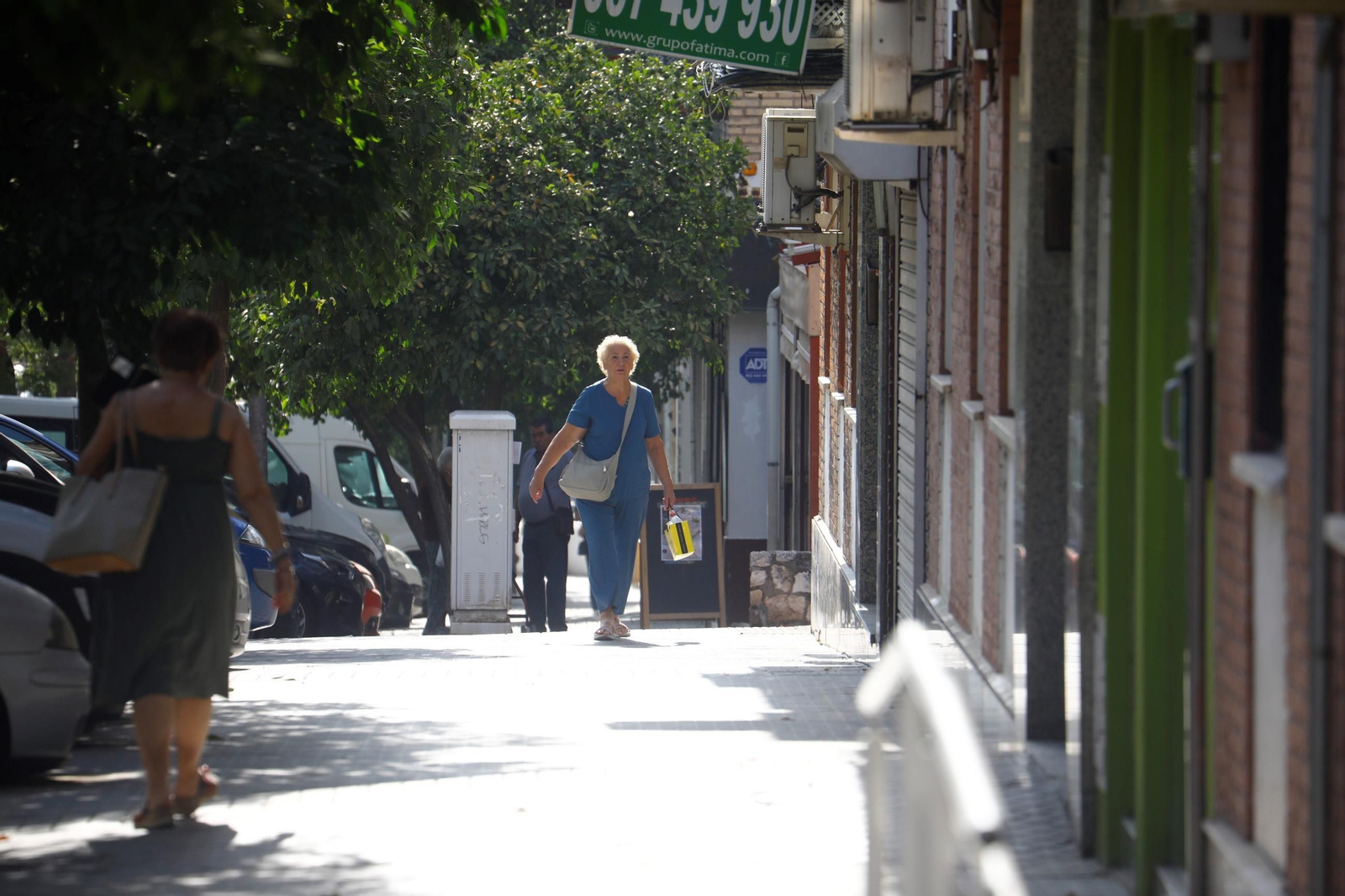 Un paseo por el barrio de Fátima una mañana de verano en Córdoba, en imágenes