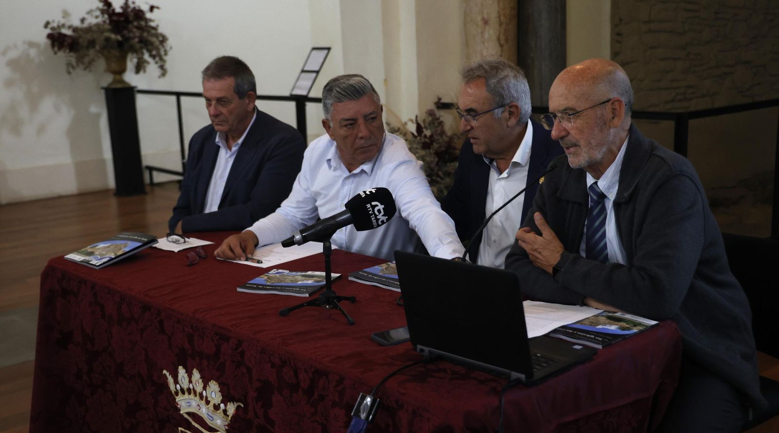 Fotos de la presentación de la guía de patrimonio de Tarifa de Andrés Sarria