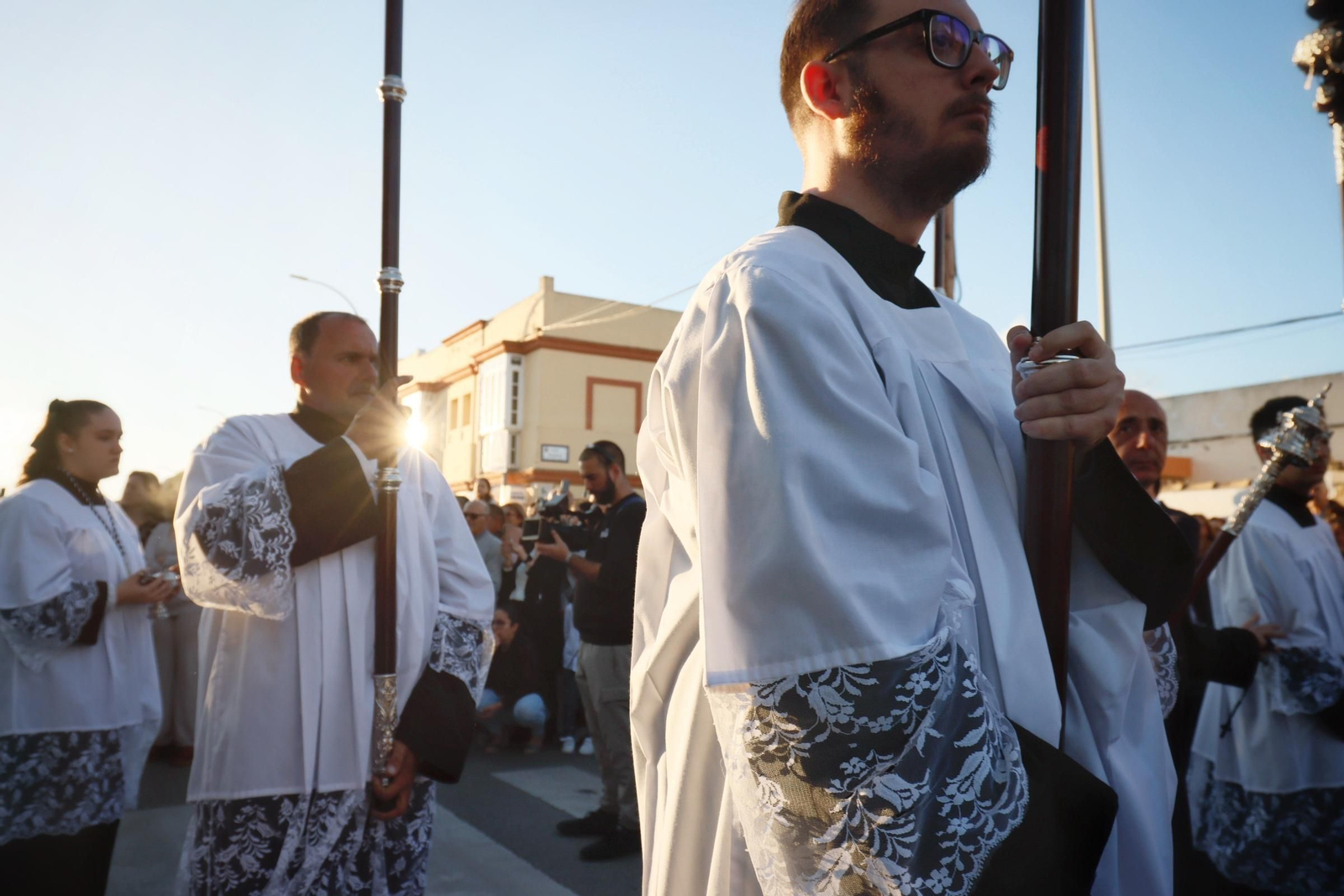 Imágenes de la salida de la Soledad en la Semana Santa de Chiclana 2025