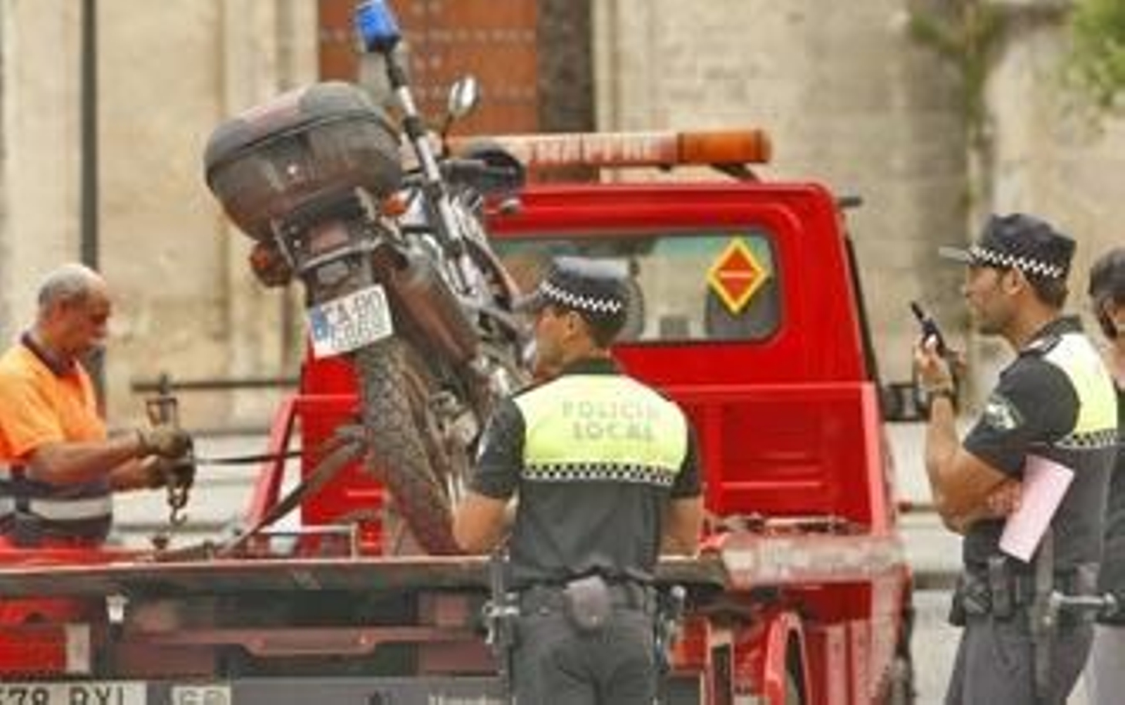 La grúa retira tres motocicletas de la Policía Local tras quedarse sin gasolina