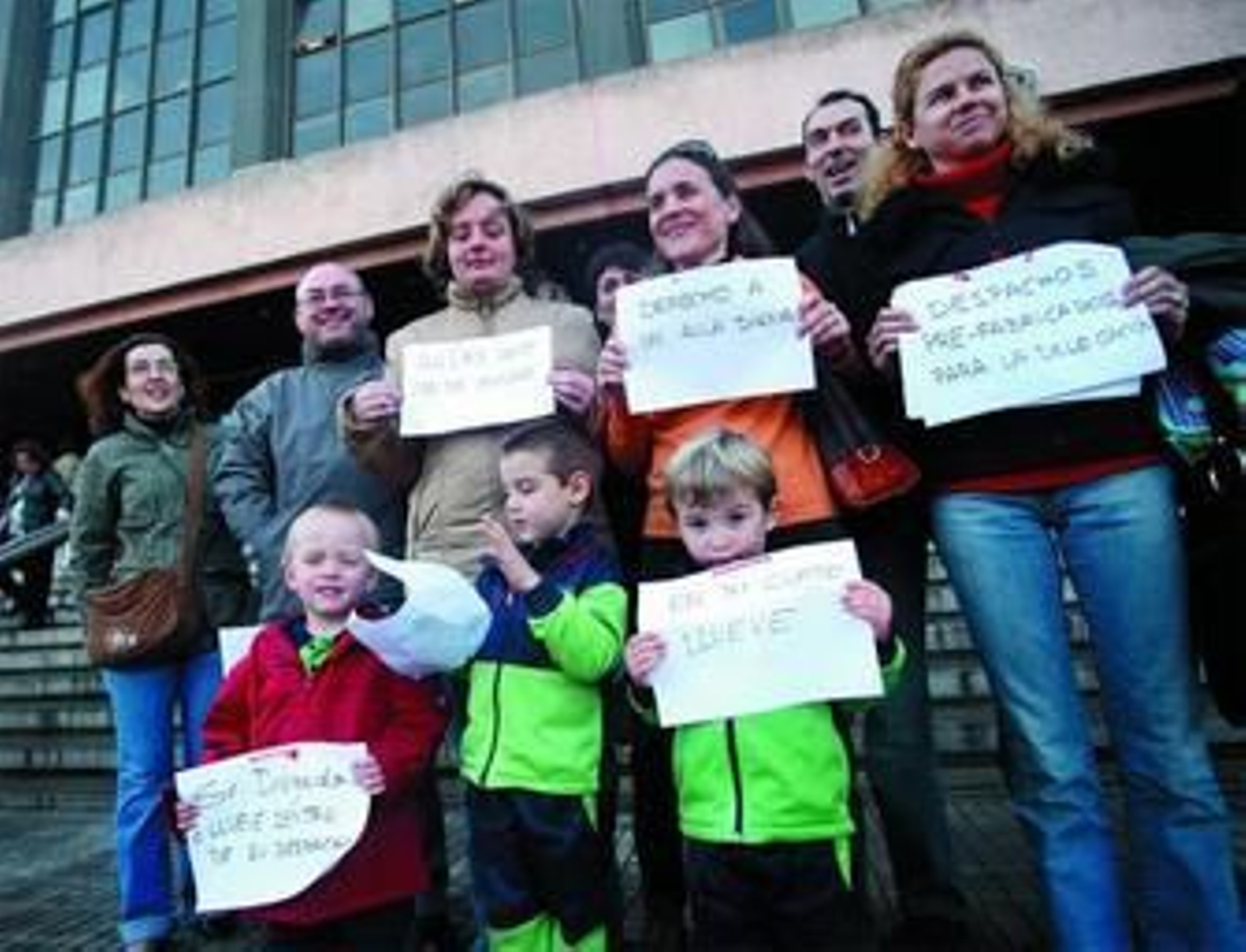 Padres y madres del Altabaca con sus hijos de 3 años, ayer, en la Delegación de Educación.