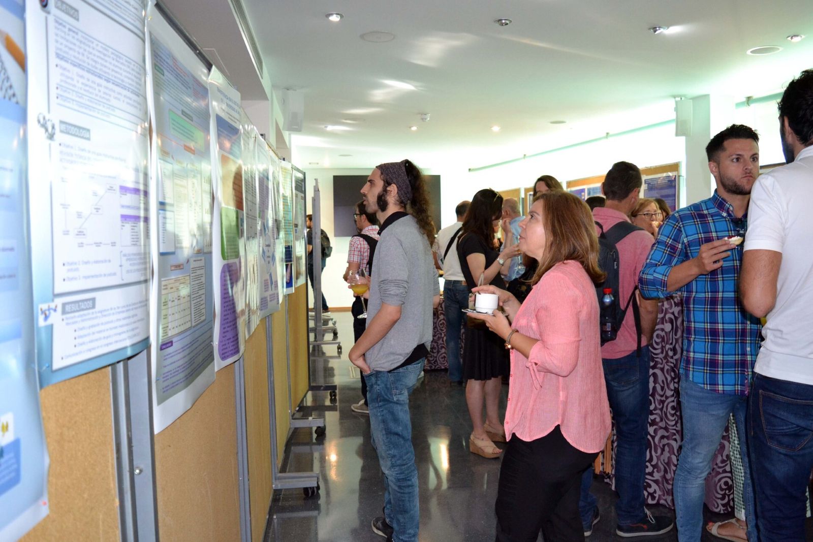 Participantes observan la exposición de póster en una edición anterior de las Jornadas de Innovación Docente y Experiencias Profesionales