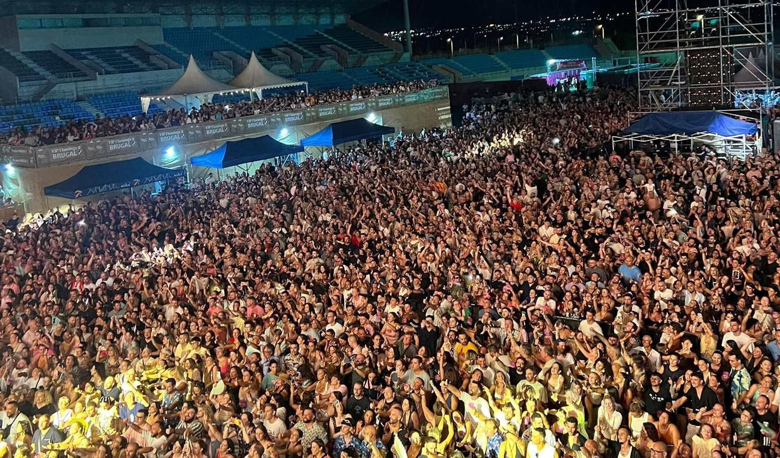 El público disfrutó de una noche dedicada al reguetón en el Salinas Sound Festival que se celebraba en el Estadio Antonio Peroles.