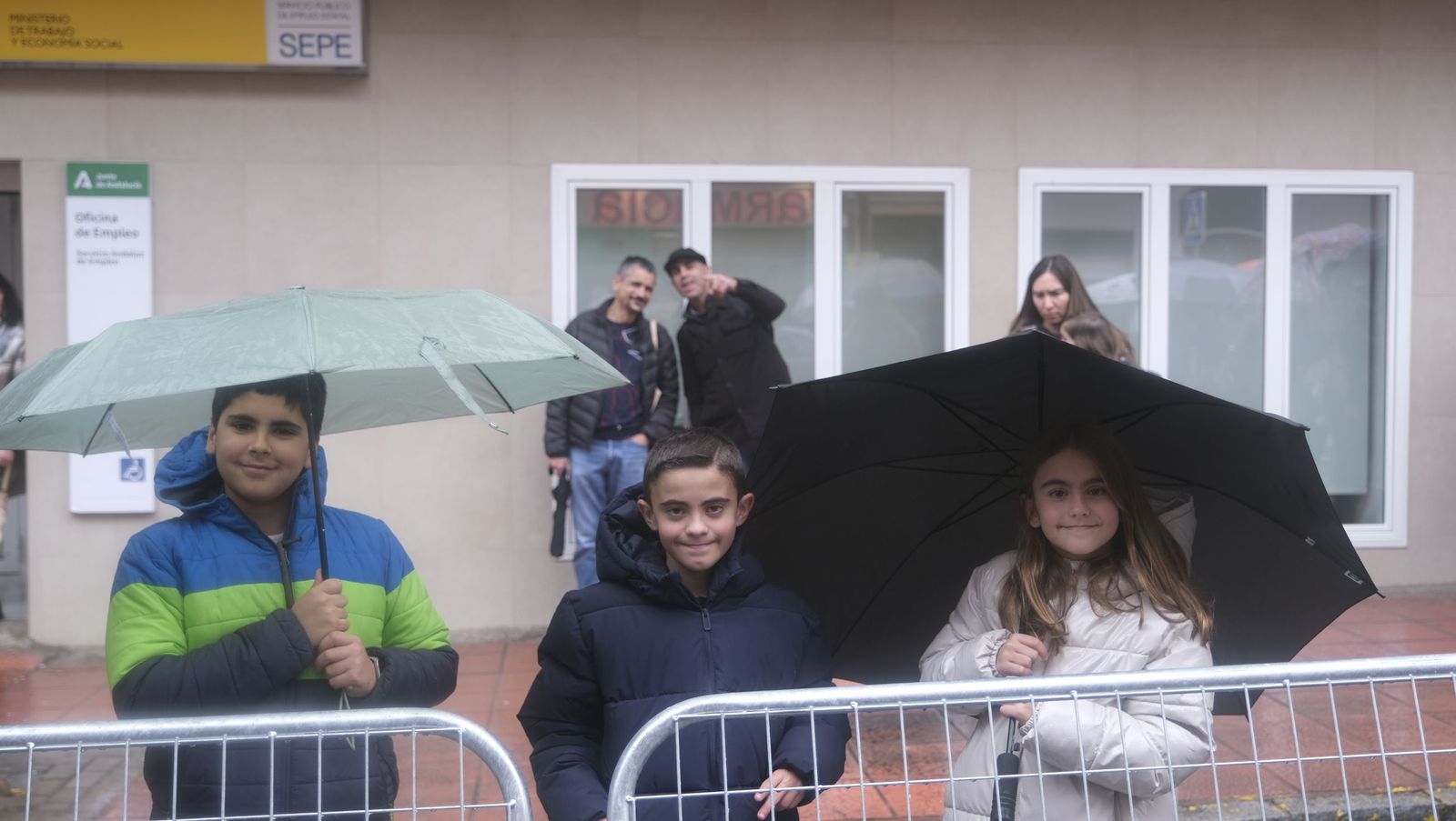 Fotografías de la cabalgata de los Reyes Magos pasada por agua en Almería