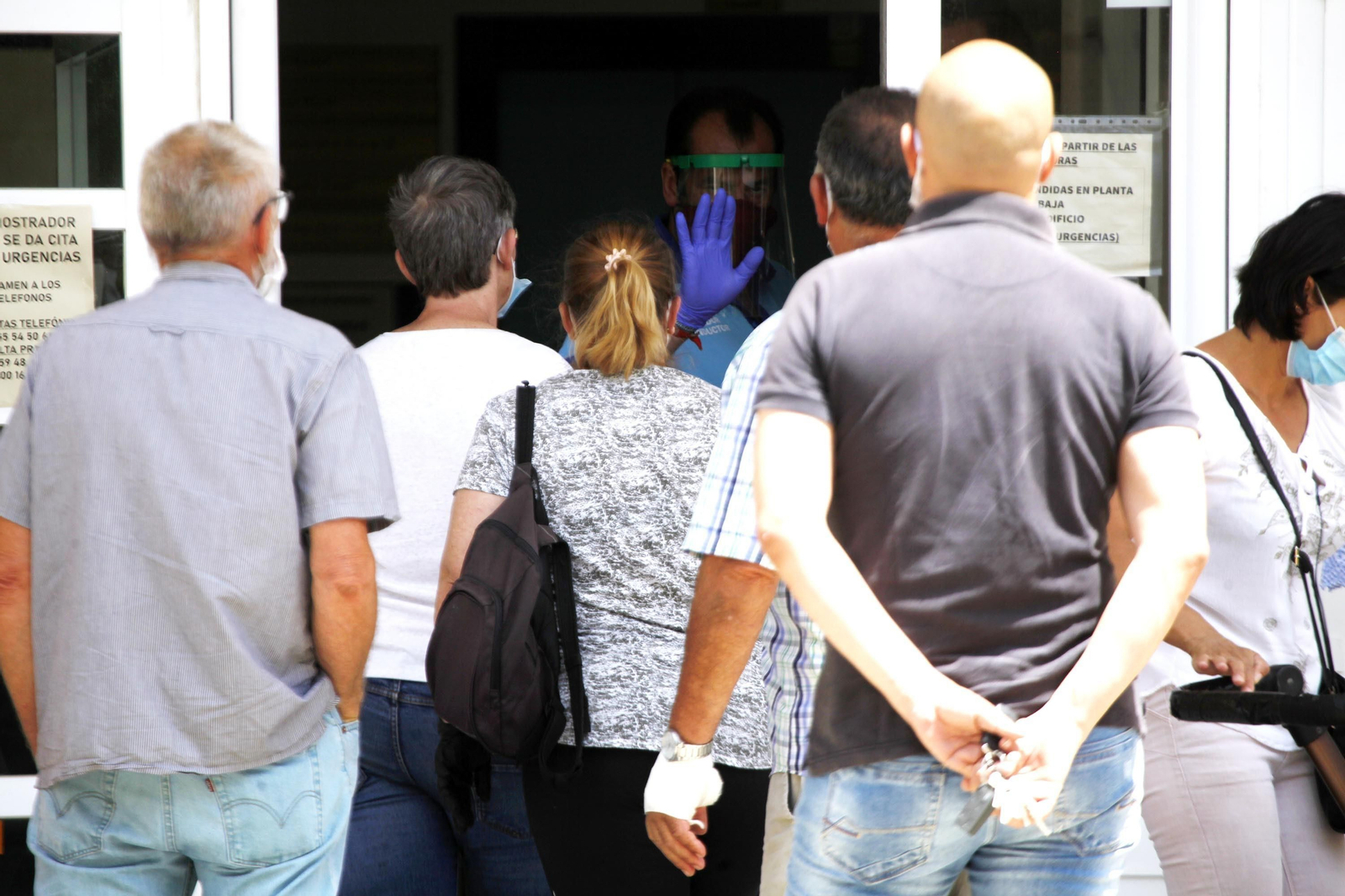 Usuarios en la puerta del centro de salud de Lepe durante el brote detectado en dicha localidad el pasado mes de julio