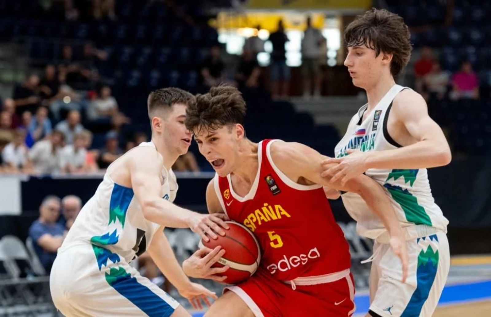 Mario Saint-Supéry, triple doble y derrota en el Europeo sub 18