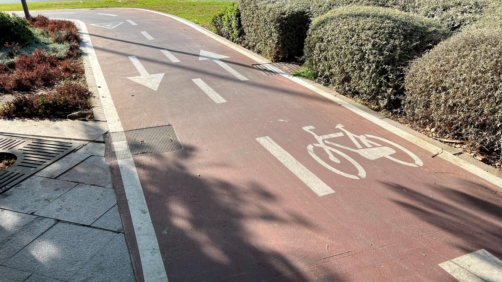 Carril bici en el barrio de la Trinidad, en Málaga