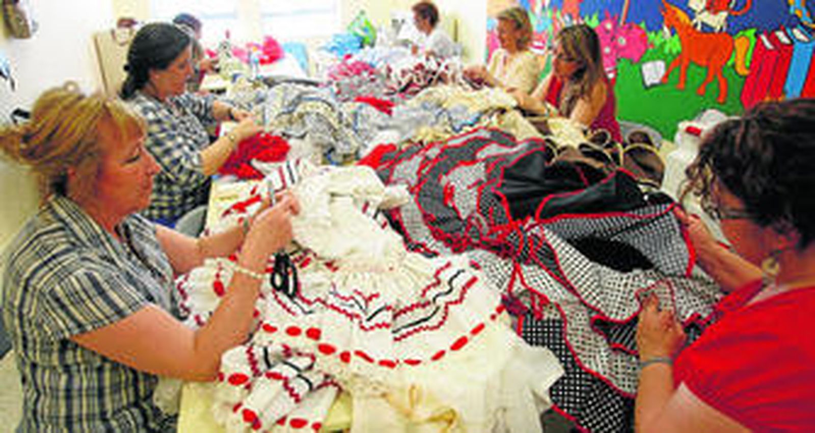 Algunas de las mujeres ultiman los detalles de sus trajes.