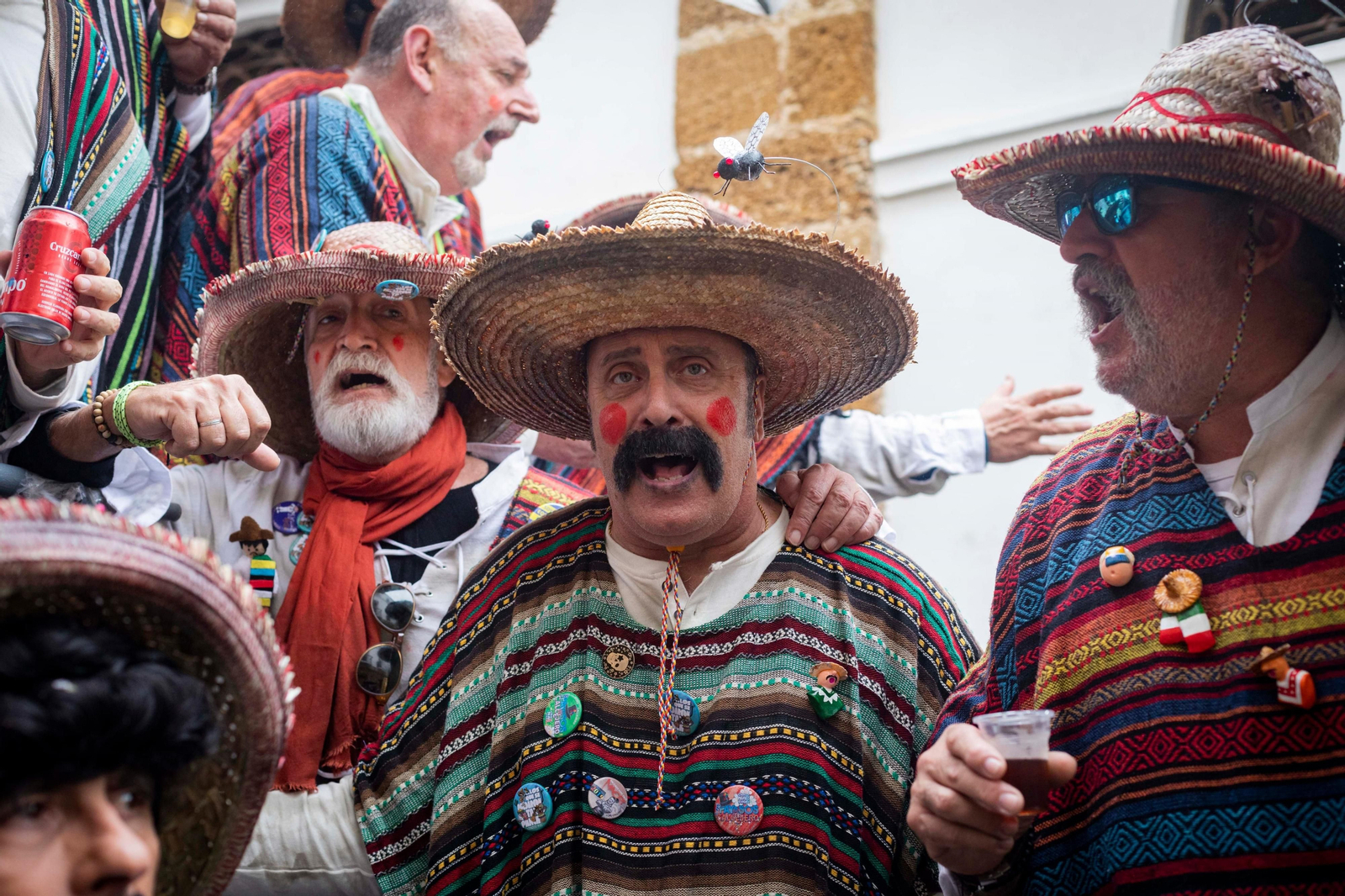 Las mejores imágenes de un Lunes de Coros pasado por agua en el Carnaval de Cádiz 2024
