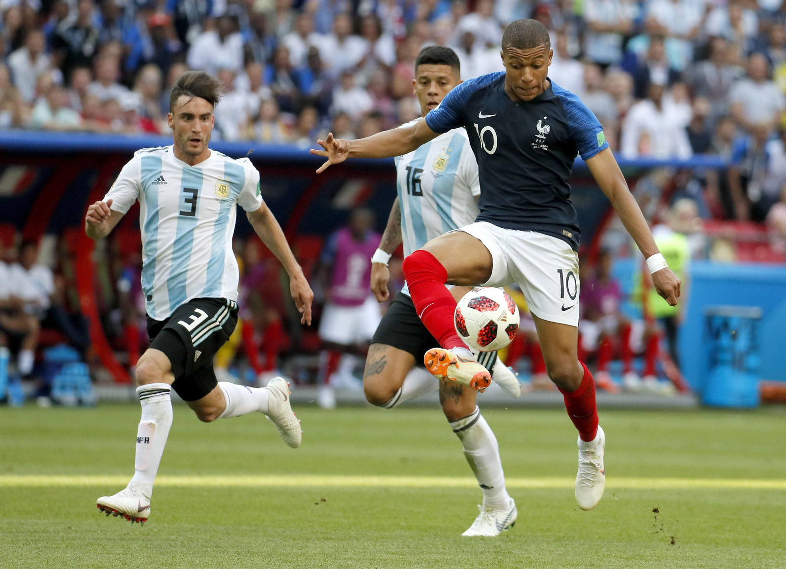 Mbappe controla un balón.