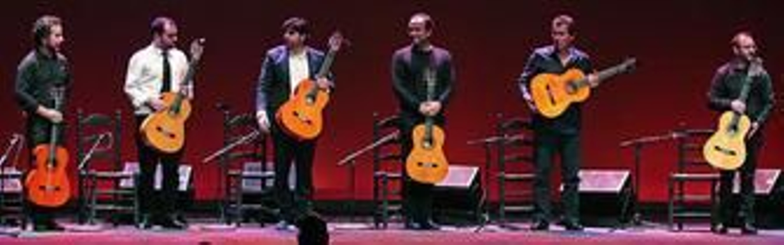 De izquierda a derecha, Alfredo Lagos, Santiago Lara, Manuel Valencia, Gerardo Núñez, Juan Diego y El Bolita, sobre el escenario del Teatro Villamarta.