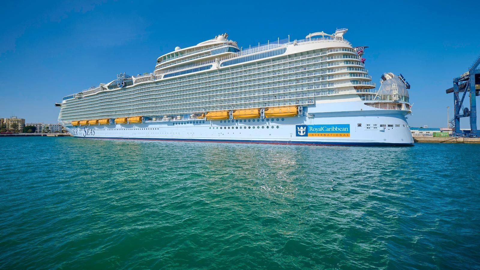 La visita del Wonder of the Seas ha sido un momento histórico para el puerto de Cádiz