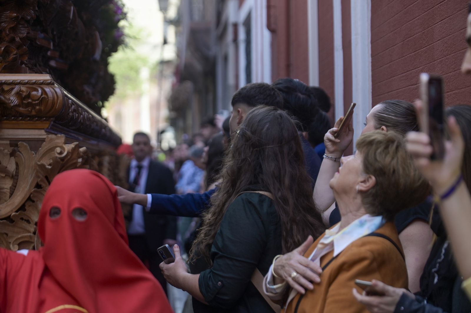 Así vivió Granada la salida de la Hermandad de la Santa Cena Sacramental 2025
