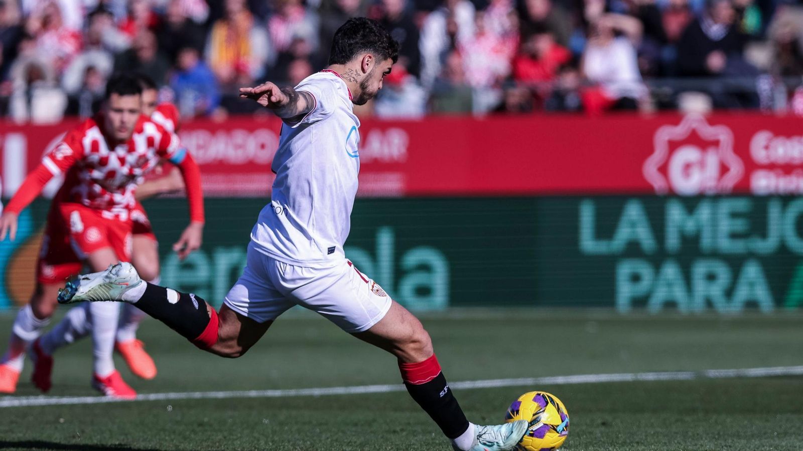 Isaac Romero, durante el lanzamiento errado en Montilivi ante el Girona.
