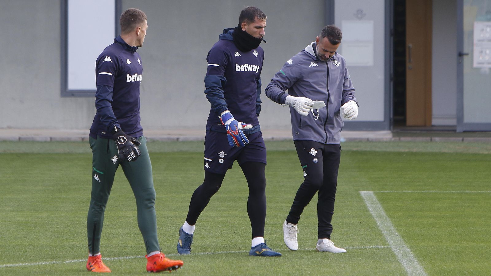 Joel Robles, entre Carlos Marín y Toni Doblas.