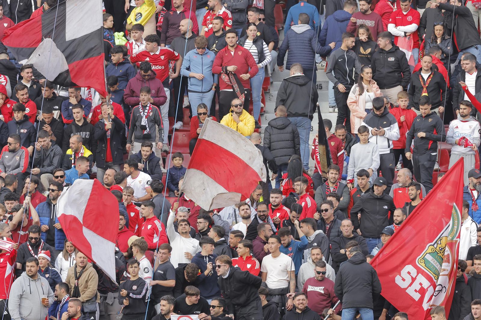 Búscate en las fotos del Sevilla -Betis