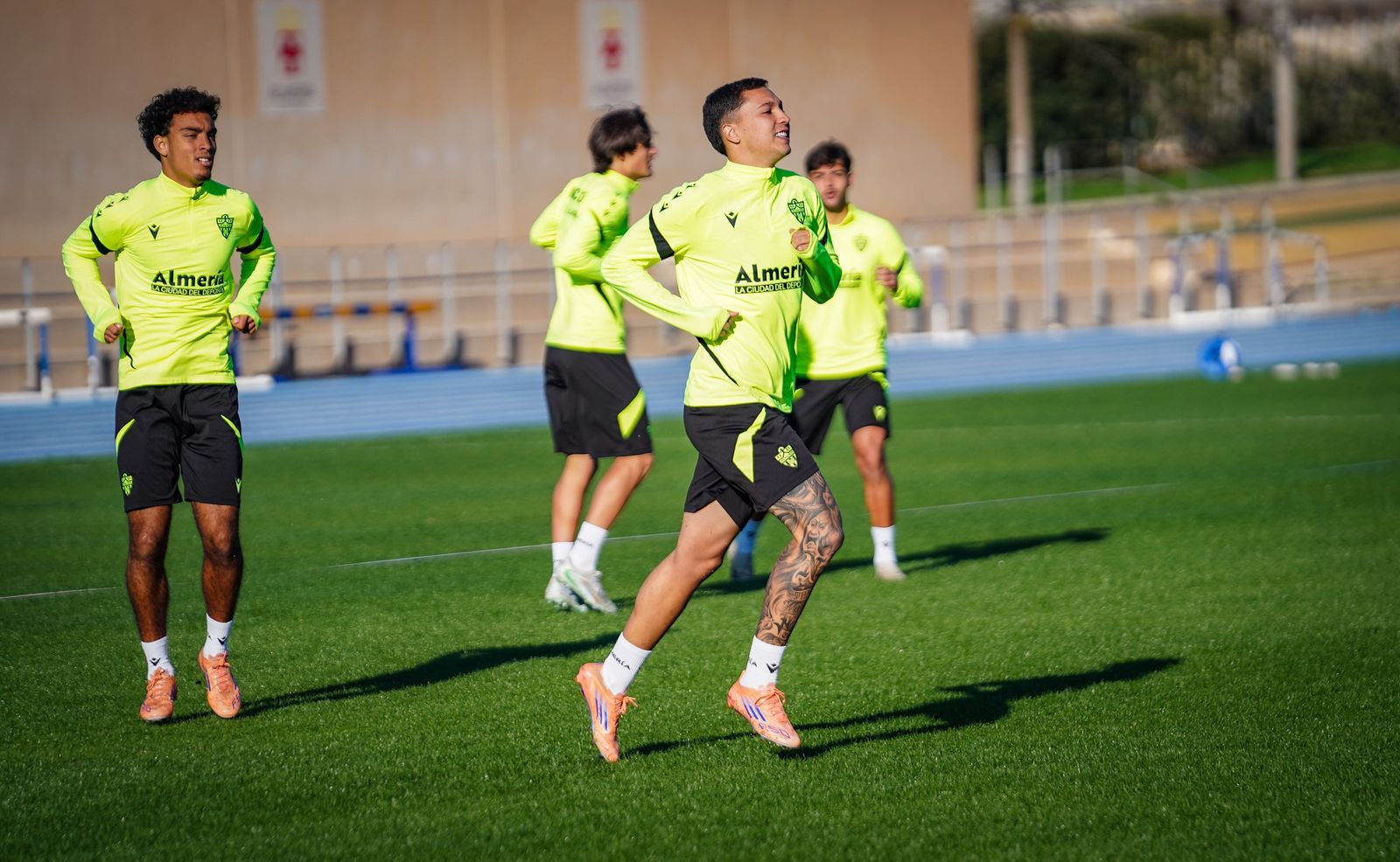 El delantero brasileño durante uno de los ejercicios de activación en la sesión de entrenamiento de este miércoles.