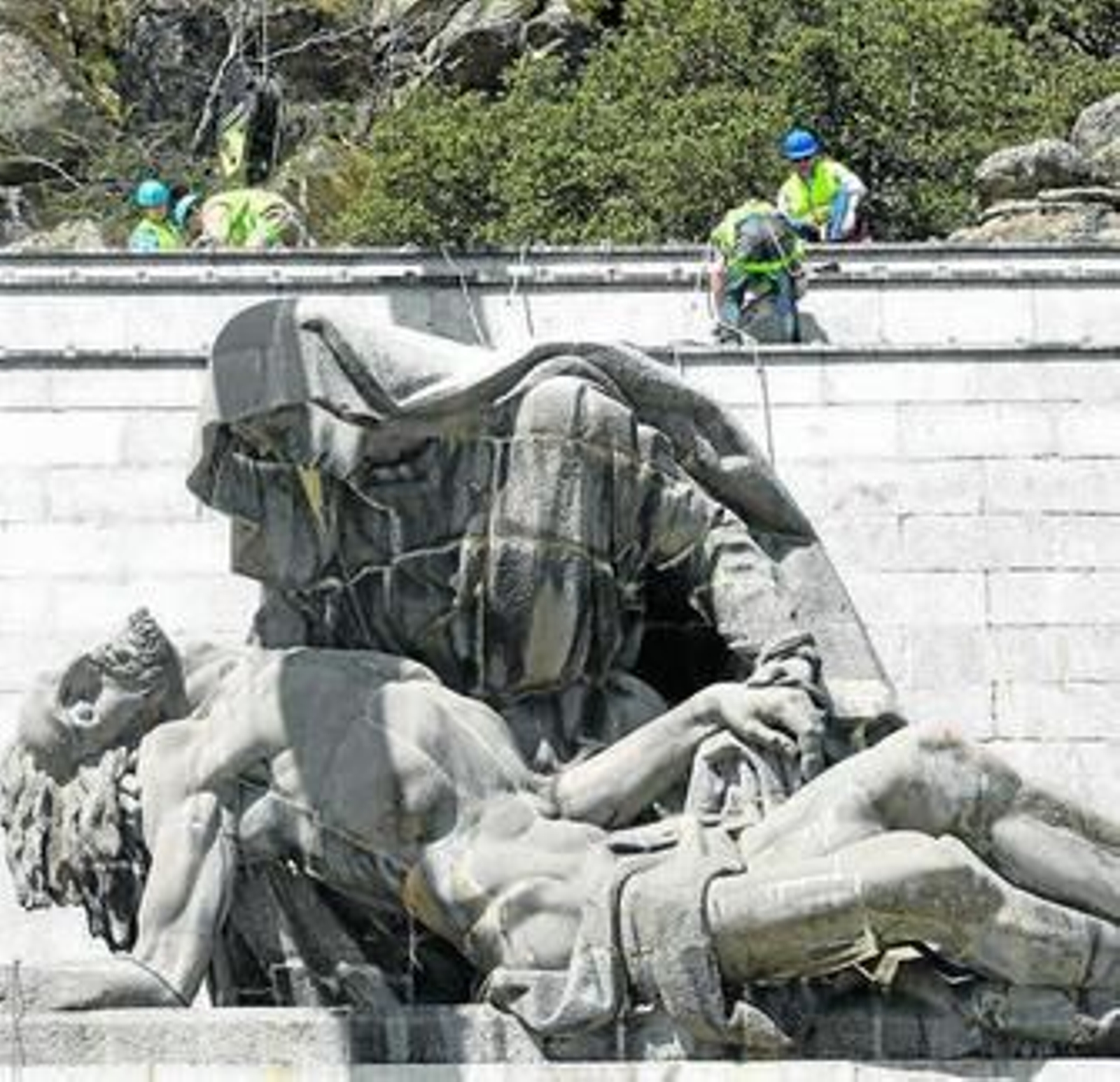 Los primeros trabajos de desmontaje, ayer.