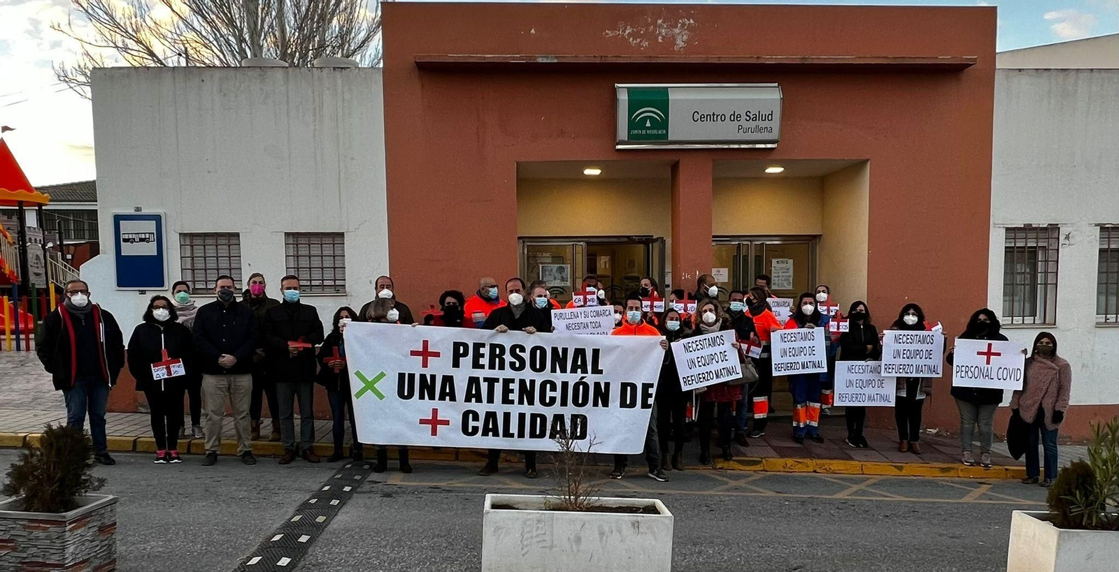 Concentración frente al centro de salud de Purullena