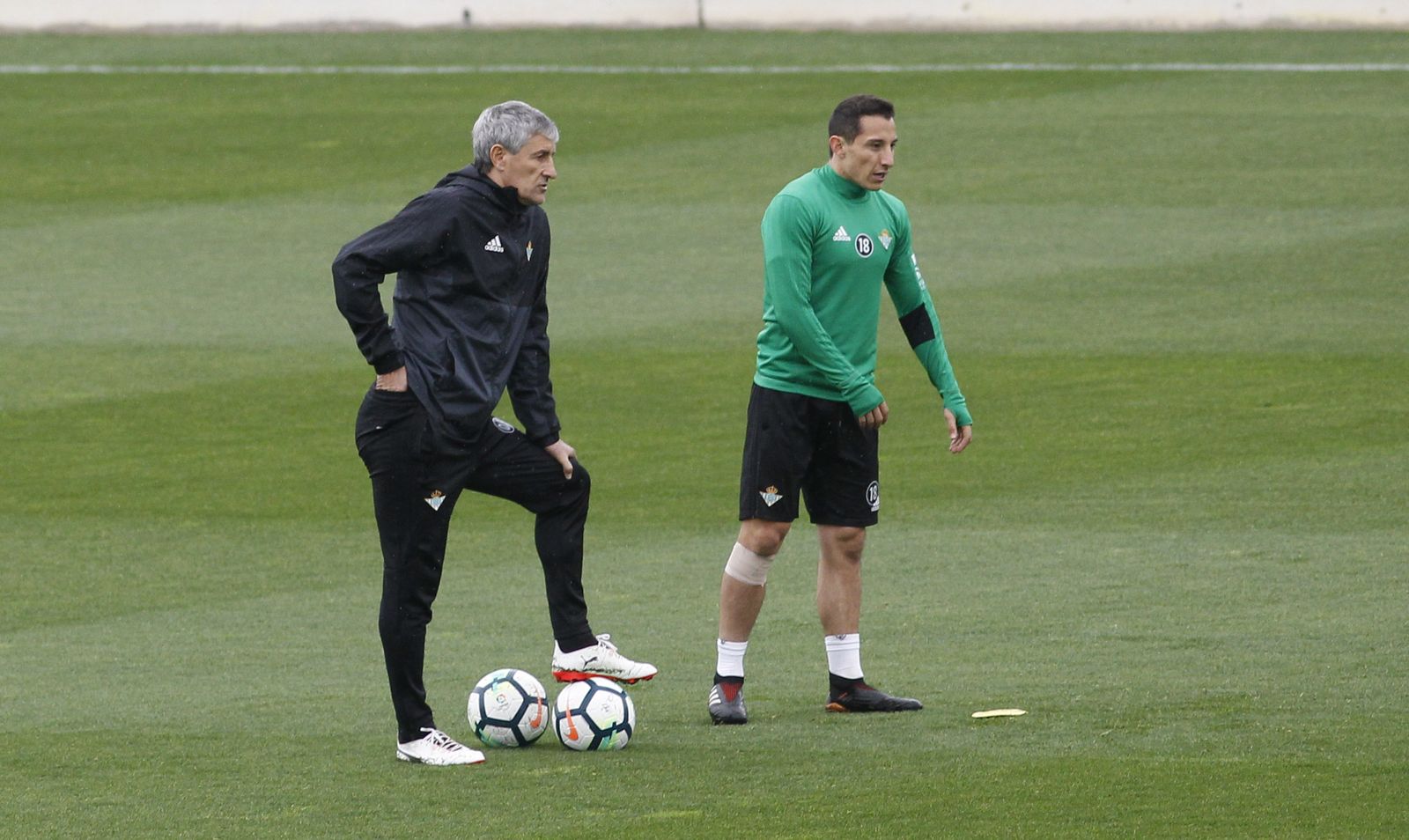 Setién junto a Guardado en un entrenamiento.