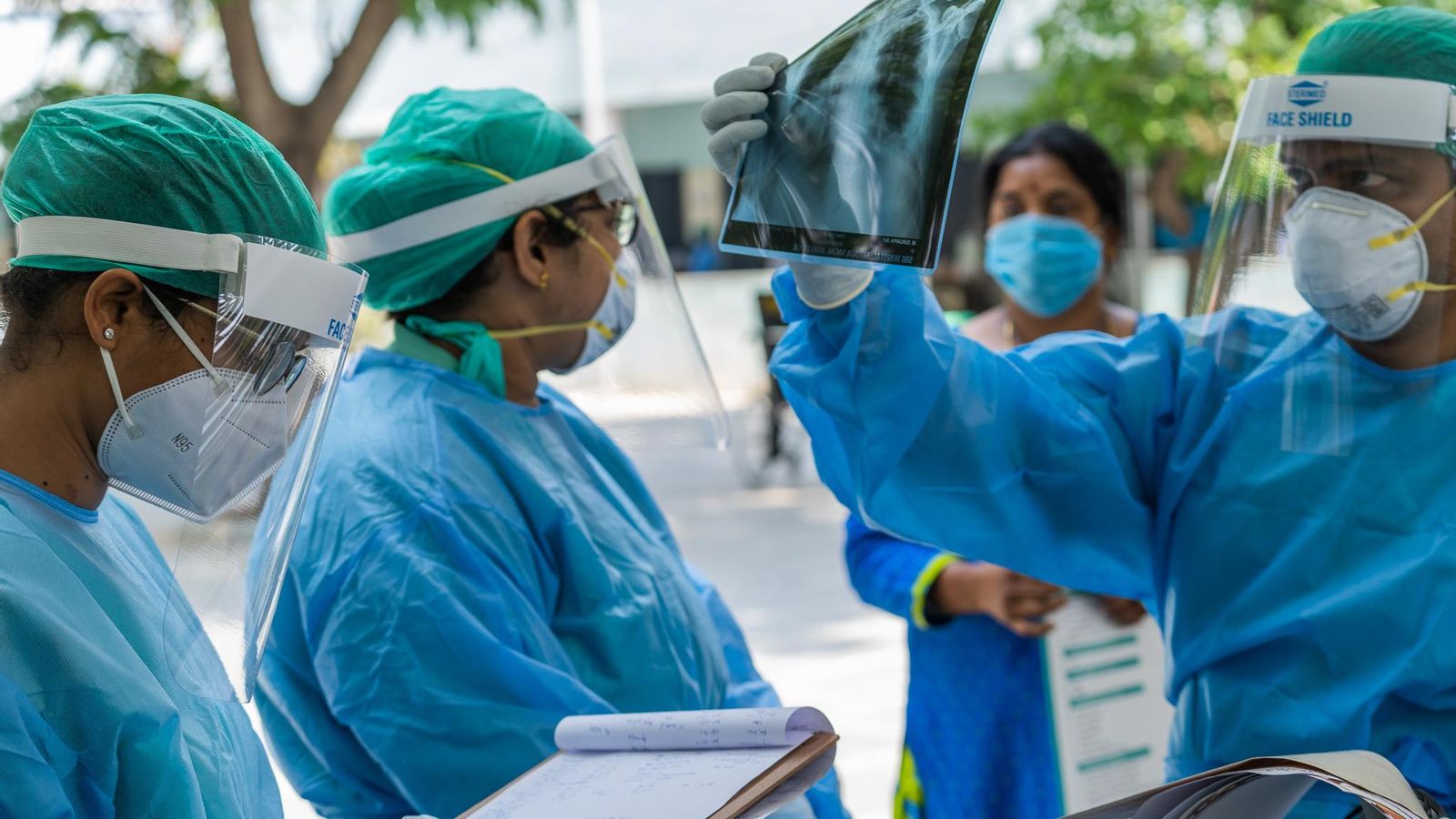 Un médico observa una radiografía en el Hospital de Bathalapalli.