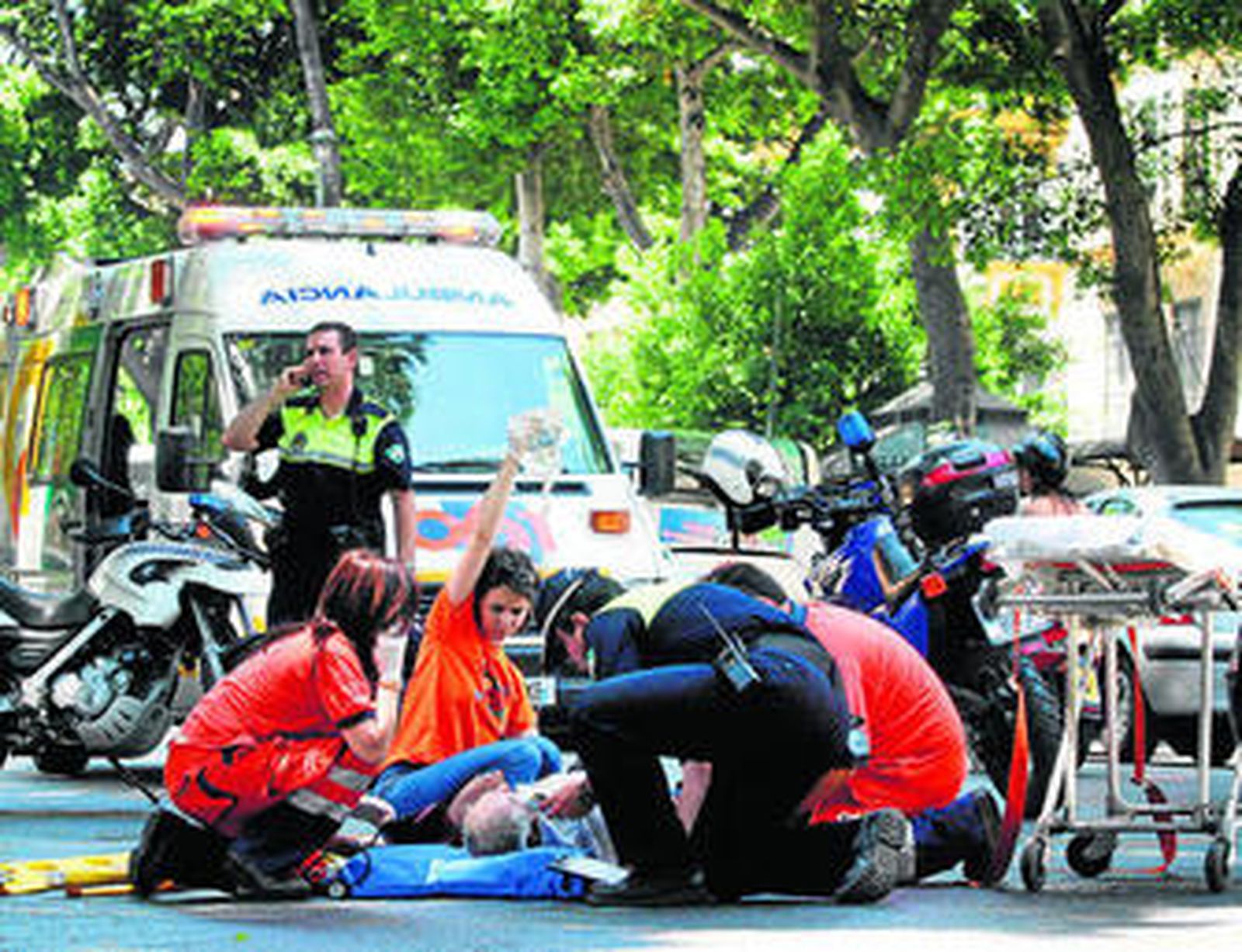 Trabajadores del 061 asisten a un paciente en la Alameda Principal.