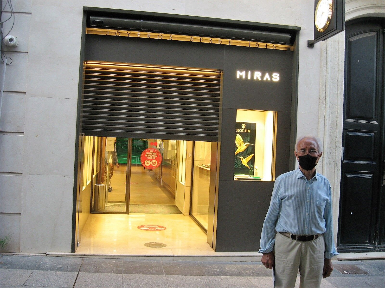 Antonio Berenguel ante la que fue su casa laboral durante 49 años, Joyería Miras, fundada en 1945 por su tío José Miras.