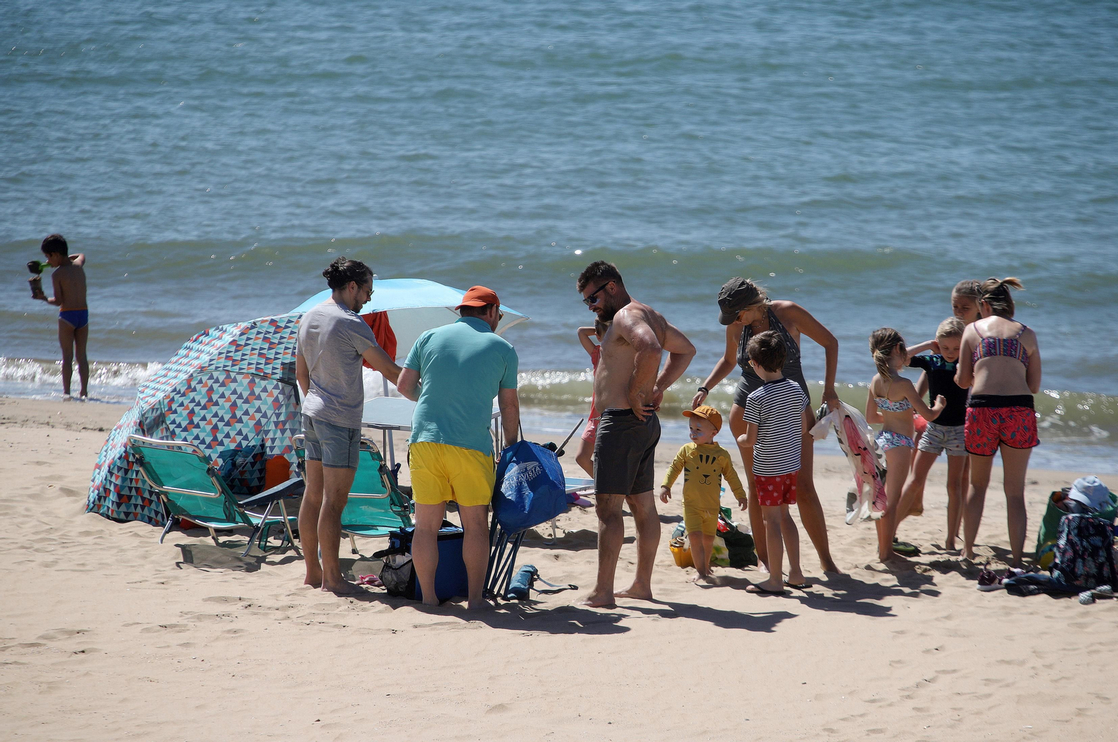 Imágenes del ambiente en la playa en la mañana del domingo en Huelva